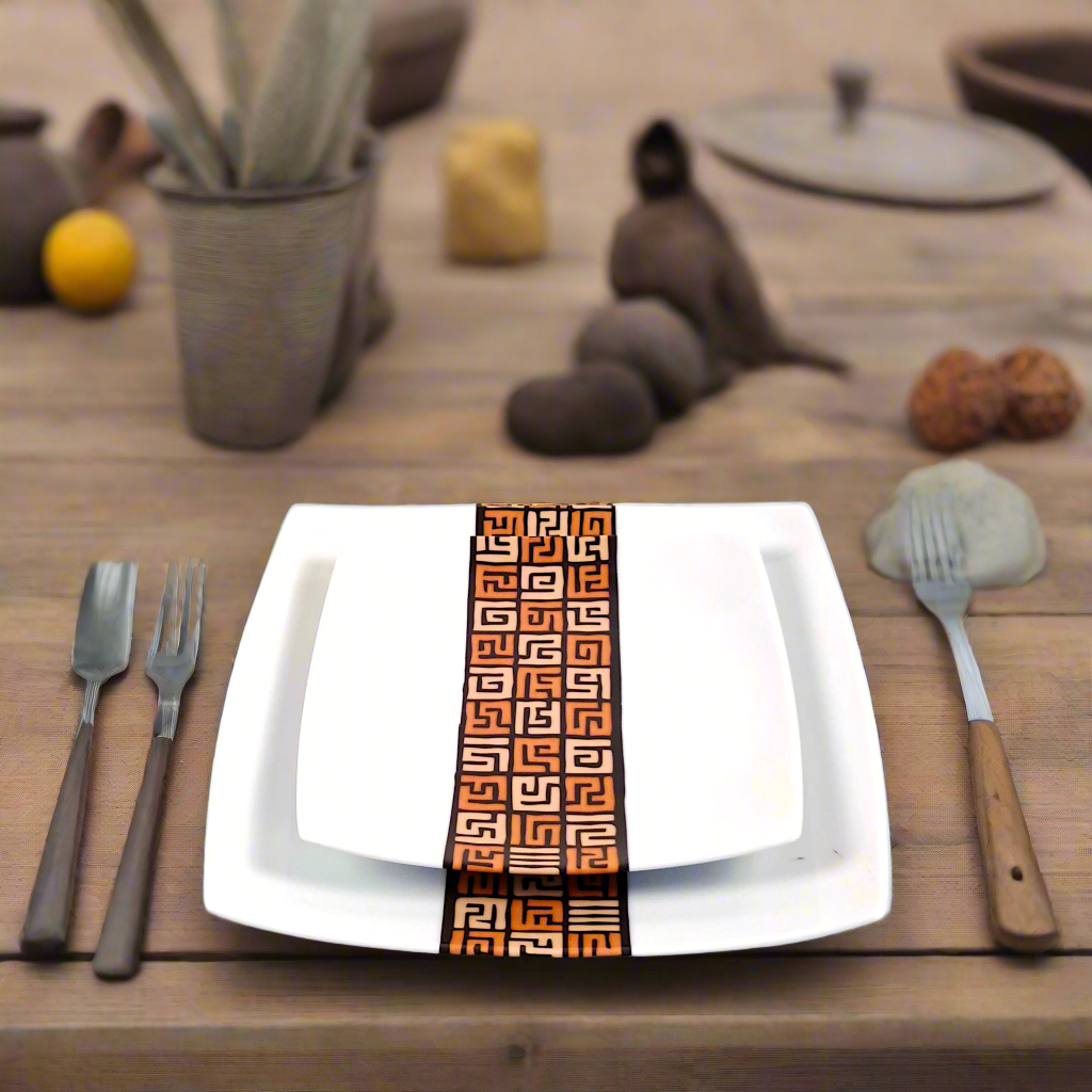 Coffret d'assiettes carrées en porcelaine fine Française fabriquées à la demande avec motif bande ethnique d'Afrique "#Ntshak (#N’tshak) du peuple Kuba ethnie shoowa du Congo, présenté dans un coffret de 6 assiettes.