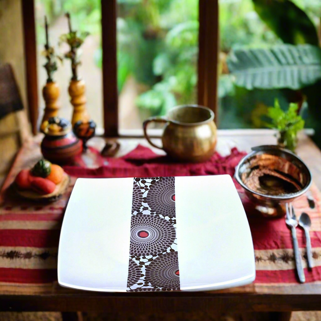Coffret d'assiettes carrées en porcelaine fine Française fabriquées à la demande avec motif bande Ethnique d'Afrique " masques d'Afrique de l'Ouest et gammaphone noire" dans coffret de 12 assiettes