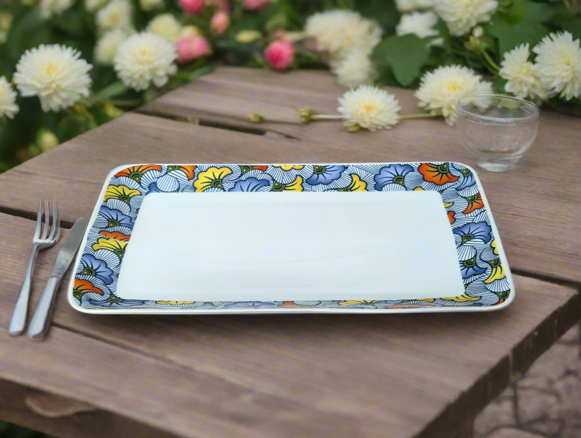 Grand plat en porcelaine fine Française fabriqué à la demande, motif africain anneau wax "fleurs de mariage"