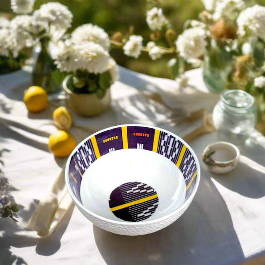 Coffret petit déjeuner en porcelaine fine française, orné d’un motif Baoulé de Côte d’Ivoire, composé d'une petite assiette, d'un grand bol et d'un MUG, présentés dans une boîte prestige.
