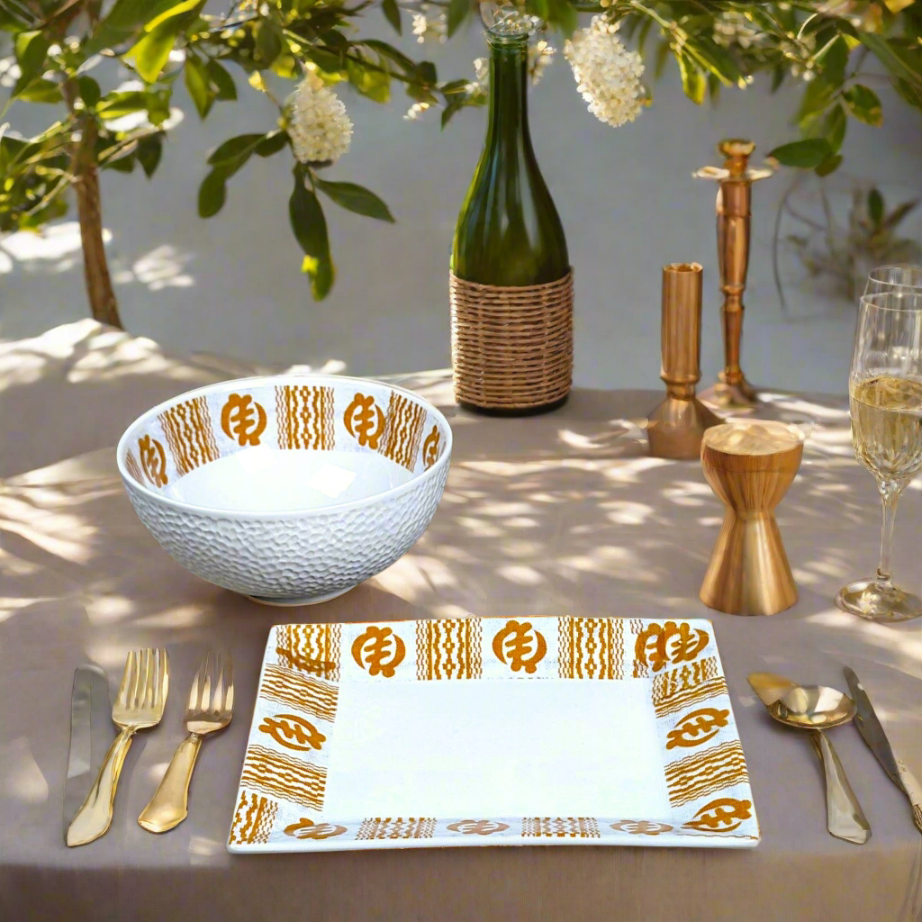 Coffret petit déjeuner en porcelaine fine française, orné d’un motif Ethnique "Adinkra" de Côte d'Ivoire, composé d'une petite assiette, d'un bol et d'un MUG, présentés dans une boîte prestige.