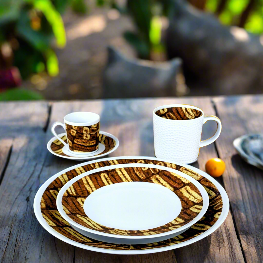 Coffret d'assiettes rondes en porcelaine fine Française fabriquées à la demande avec motif anneaux larges Ethnique de Côté d'Ivoire "Dida" dans coffret de 6