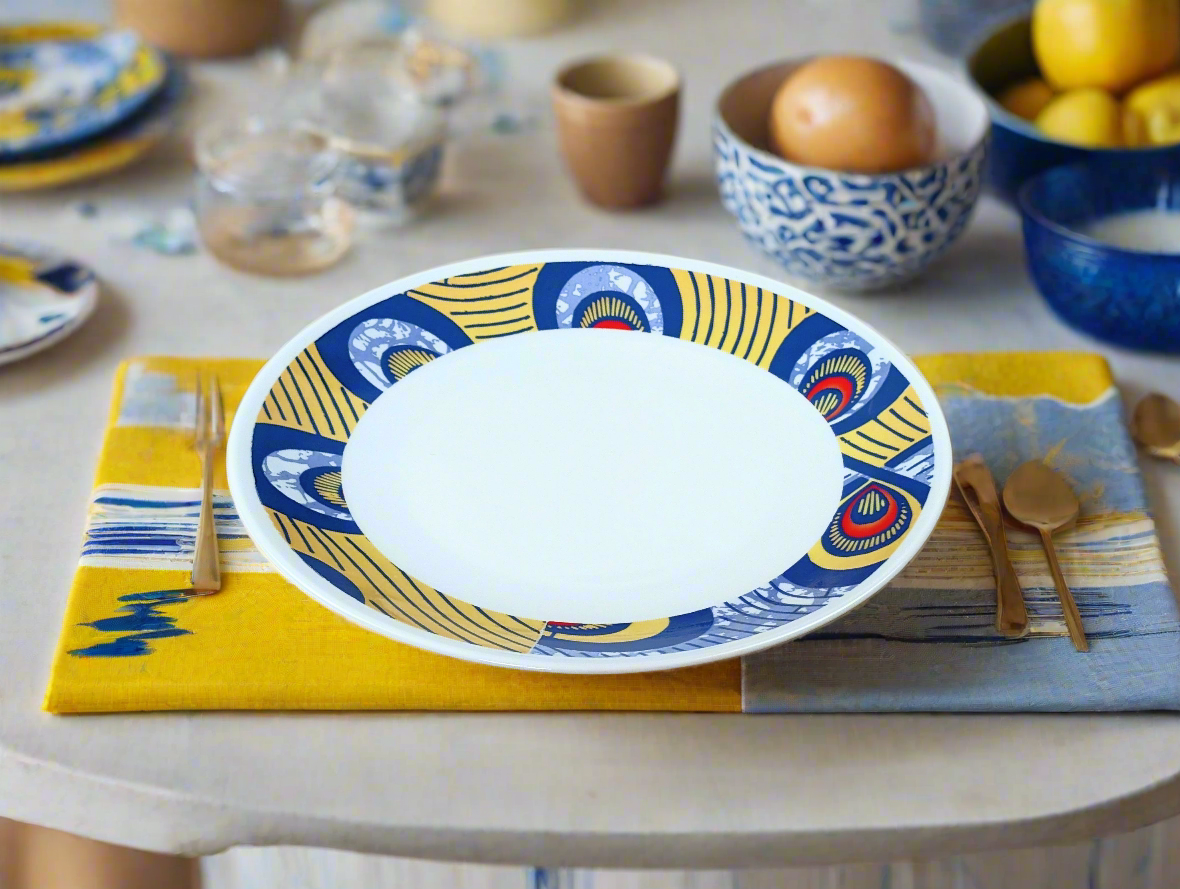 Coffret d'assiettes rondes en porcelaine fine Française fabriquées à la demande avec motif anneaux larges WAX d'afrique "Nos destins entrelacés" dans coffret de 6 assiettes.