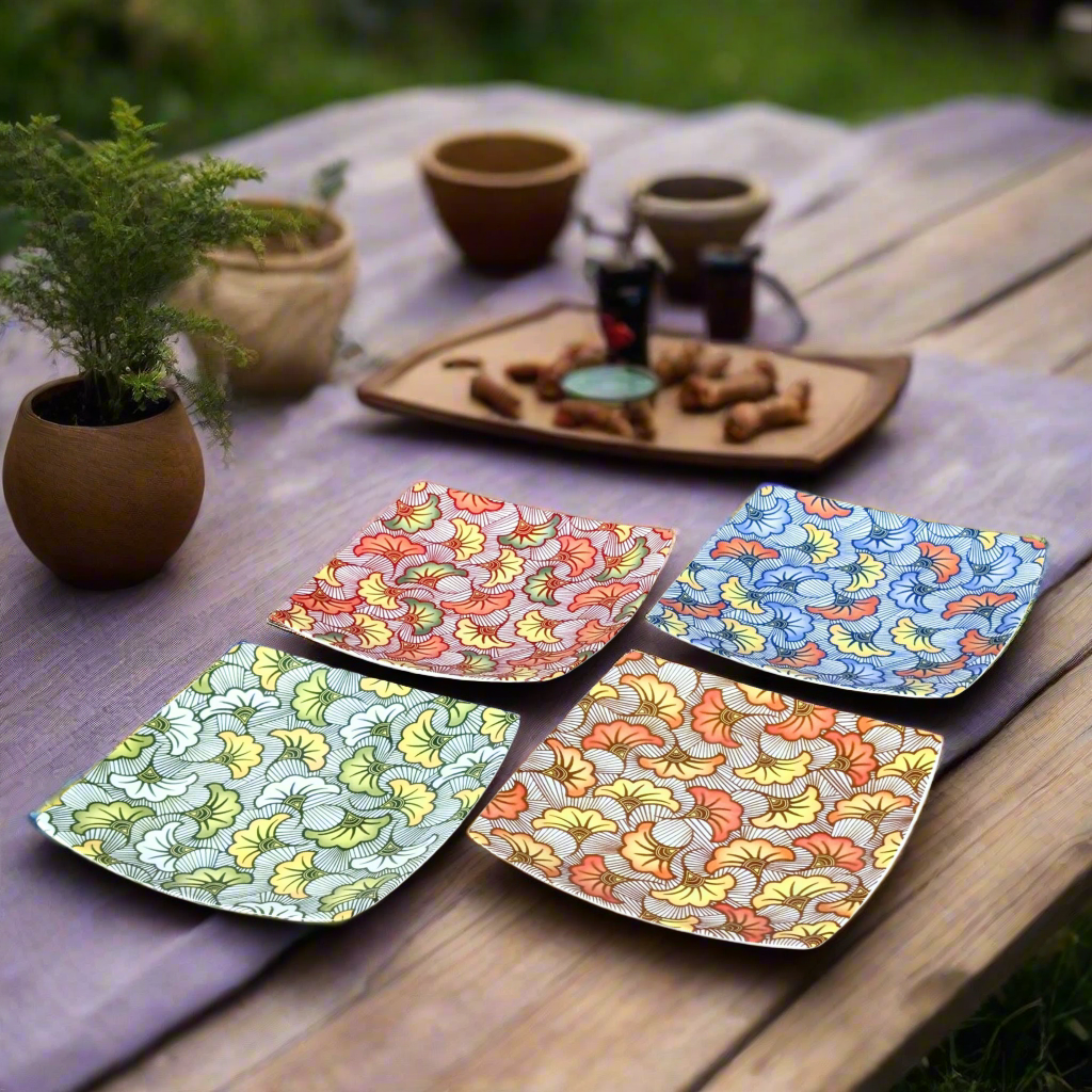 Coffret d'assiettes en porcelaine fine Française fabriquées à la demande avec motif anneau combiné WAX d'afrique "Fleurs de Mariage" ocre dans coffrets de 12