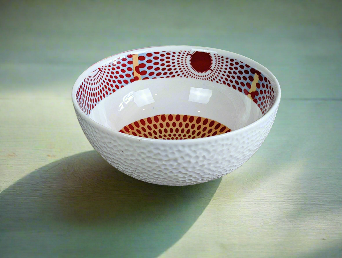 Bol grenaillé à l'extérieur en porcelaine, motif wax d'Afrique "Gammaphone rouge" à l'intérieur