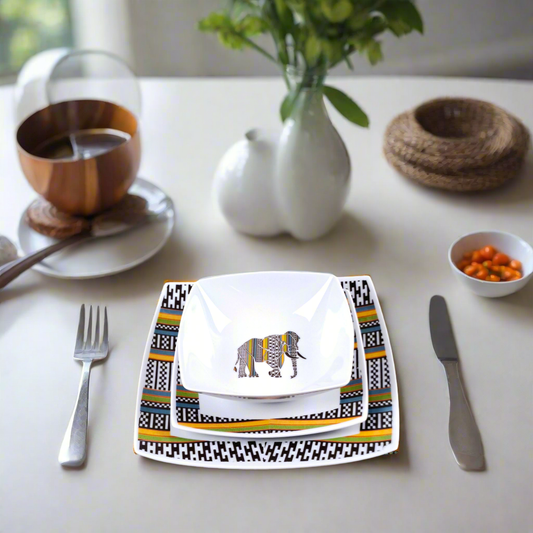Coffret d'assiettes carrées en porcelaine fine Française fabriquées à la demande avec motif anneau ethnique d'Afrique éléphant "Kounta" ou "Kanta" du Niger, présenté dans un coffret de 6 assiettes