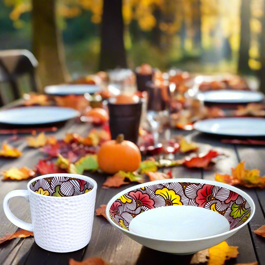 Coffret petit déjeuner en porcelaine fine française, orné d’un motif WAX "Fleurs de Mariage", composé d'une assiette creuse, d'une tasse à  café et d'un MUG, présentés dans une boîte prestige.