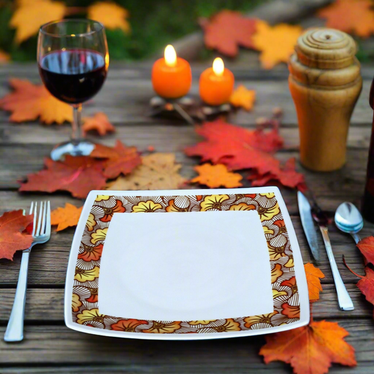 Coffret d'assiettes en porcelaine fine Française fabriquées à la demande avec motif anneau combiné WAX d'afrique "Fleurs de Mariage" ocre dans coffrets de 12