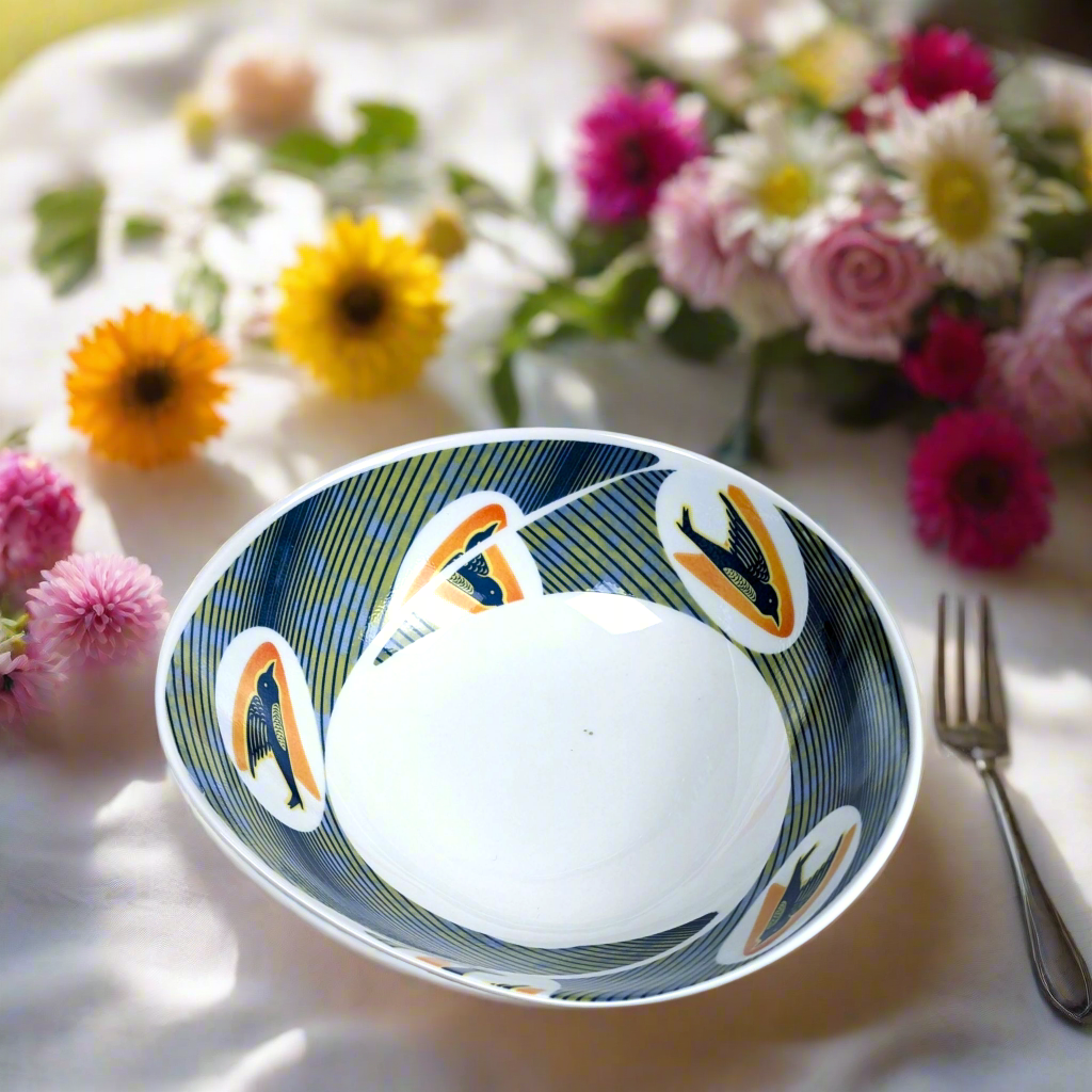Saladier ovale en porcelaine fine Française fabriqué à la demande motif WAX anneau en spirale "Hirondelles"