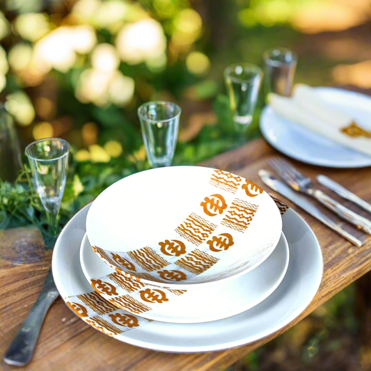 Coffret d'assiettes rondes en porcelaine fine Française fabriquées à la demande avec motif bandes larges traditions de côtes d'Ivoire "Adinkra doré" dans coffret de 6 assiettes.