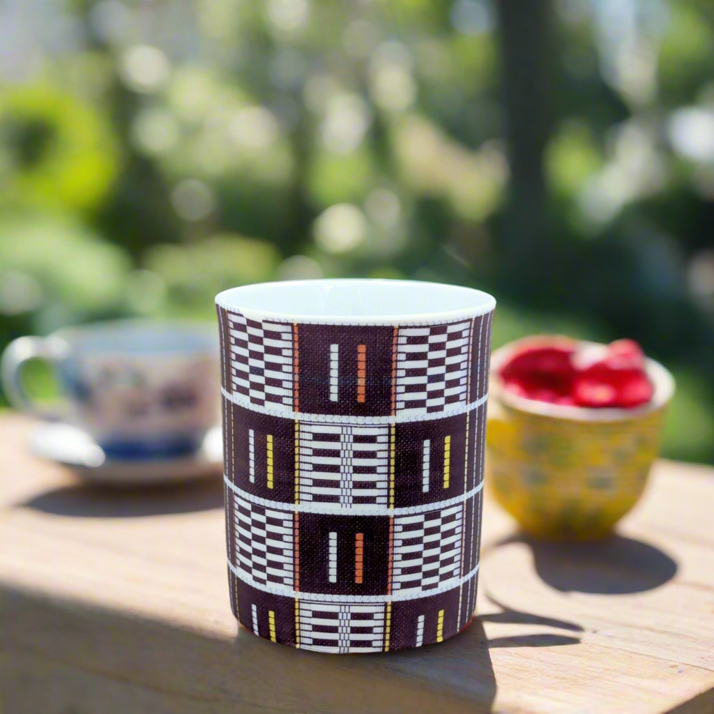 Mug en porcelaine fine Française fabriqué à la demande, motif de Côté d'Ivoire, extérieur "Sénoufo bleu indigo"