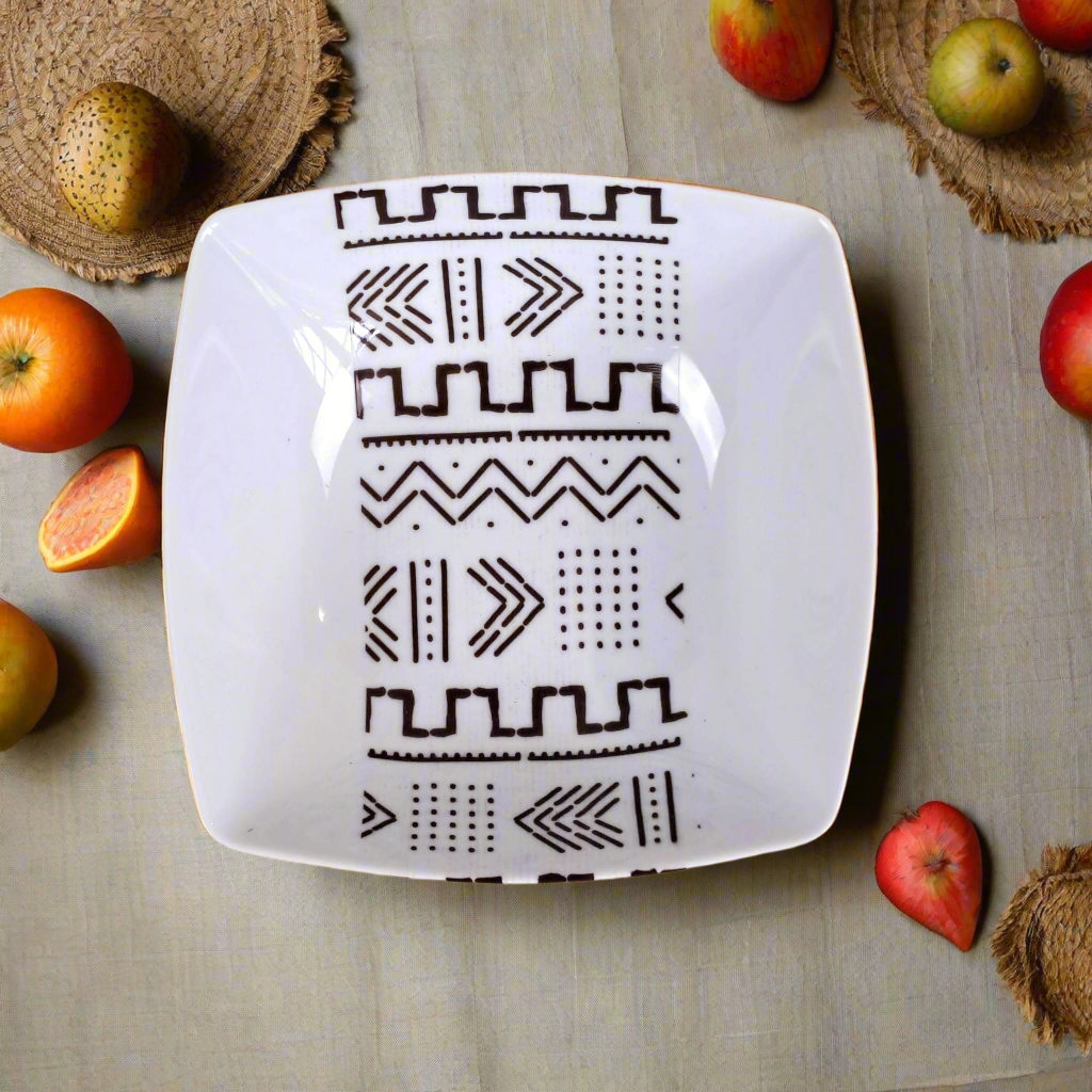 Coffret d'assiettes carrées en porcelaine fine Française fabriquées à la demande avec motif bande ethnique d'Afrique "#kente ou Kita" 2 du Ghana et Togo, présenté dans un coffret de 6 assiettes.