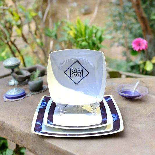 Coffret d'assiettes carrées en porcelaine fine Française fabriquées à la demande avec motif ethnique d'Afrique bleu nuit " Indigo", présenté dans un coffret de 6 assiettes