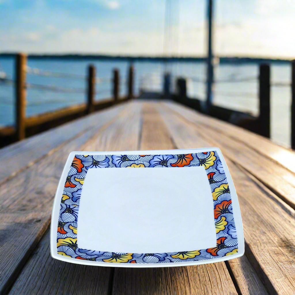 Coffret d'assiettes en porcelaine fine Française fabriquées à la demande avec motif anneau combiné WAX d'afrique "Fleurs de Mariage" bleu dans coffrets de 12
