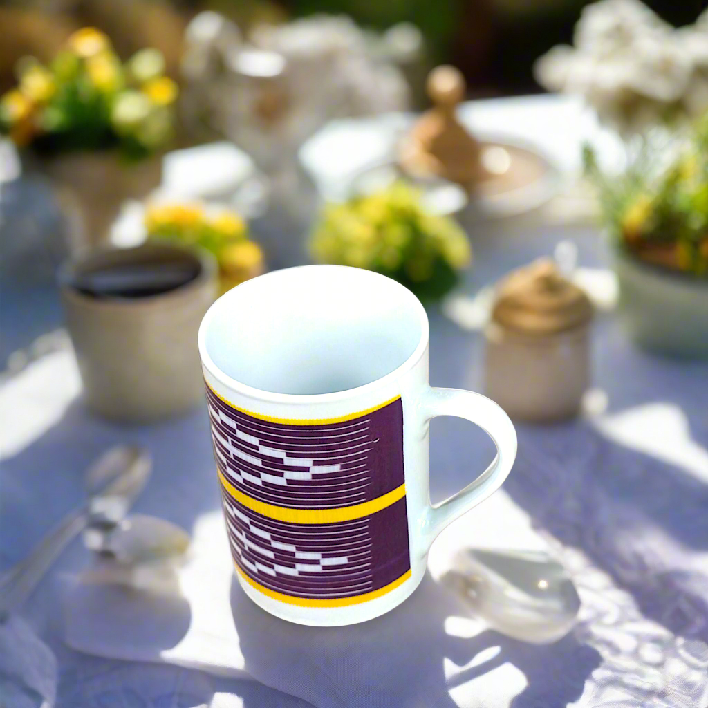 Coffret petit déjeuner en porcelaine fine française, orné d’un motif Baoulé de Côte d’Ivoire, composé d'une petite assiette, d'un grand bol et d'un MUG, présentés dans une boîte prestige.