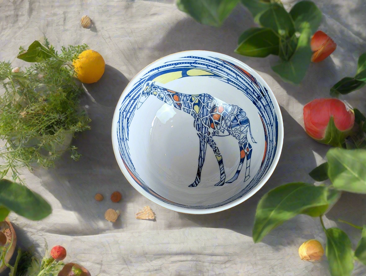 Bol grenaillé à l'extérieur en porcelaine fine Française fabriquées à la demande, motif WAX d'afrique "Girafe Fée électricité" à l'intérieur