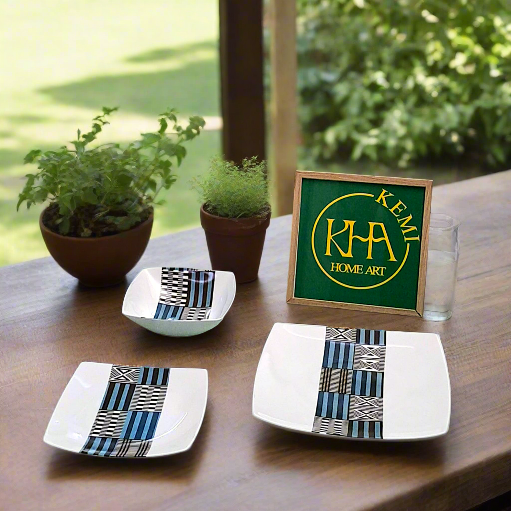 Coffret d'assiettes carrées en porcelaine fine Française fabriquées à la demande avec motif bande ethnique "Kounta" ou "Kanta" bleu du Niger, présenté dans un coffret de 6 assiettes