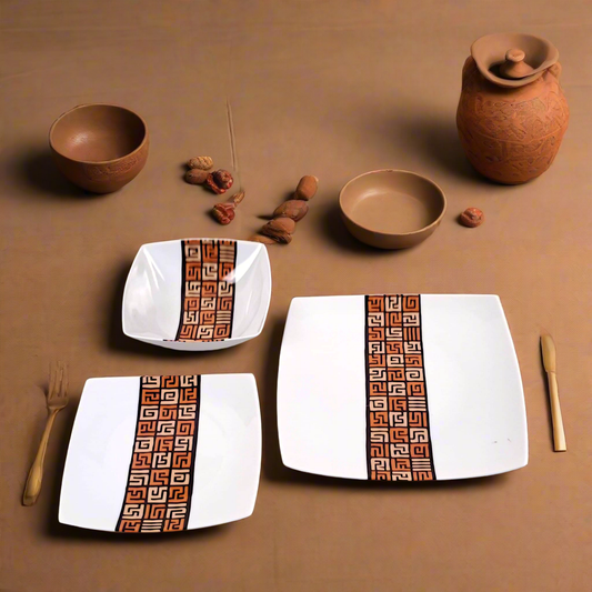 Coffret d'assiettes carrées en porcelaine fine Française fabriquées à la demande avec motif bande ethnique d'Afrique "#Ntshak (#N’tshak) du peuple Kuba ethnie shoowa du Congo, présenté dans un coffret de 6 assiettes.