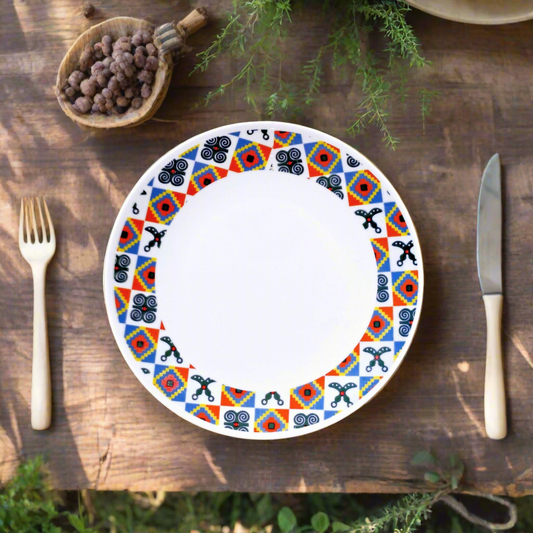 Coffret d'assiettes rondes en porcelaine fine Française fabriquées à la demande avec motif anneaux larges traditions d'afrique "Adinkra" du Ghana et de Côtes d'Ivoire dans coffret de 6 assiettes.