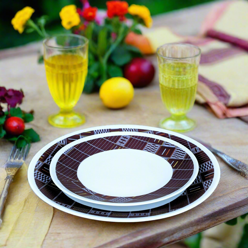 Coffret d'assiettes rondes en porcelaine fine Française fabriquées à la demande avec motif anneaux larges Ethnique de Côté d'Ivoire "Sénoufo noir" dans coffret de 6