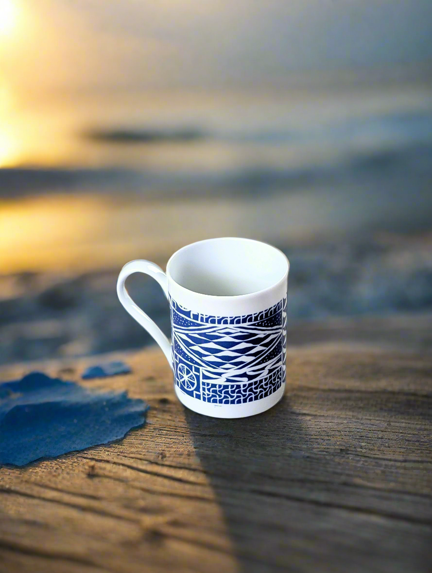 Coffret petit déjeuner en porcelaine fine française, orné d’un motif N'Dop du Cameroun, composé d'une assiette creuse, d'un grand bol et d'un MUG, présentés dans une boîte prestige.