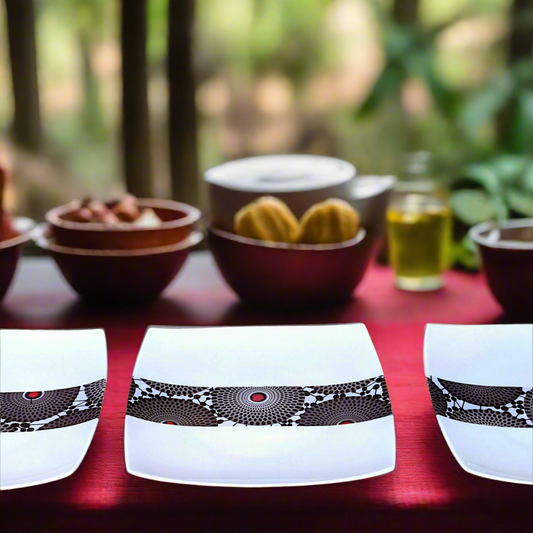 Coffret d'assiettes carrées en porcelaine fine Française fabriquées à la demande avec motif bande Ethnique d'Afrique " masques d'Afrique de l'Ouest et gammaphone noire" dans coffret de 12 assiettes