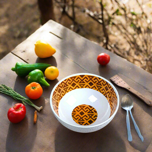 Coffret petit déjeuner en porcelaine fine française, orné d’un  motif bande ethnique d'Afrique "#Ntshak (du peuple Kuba Ethnie shouwa du Congo) composé d'une petite assiette, d'un grand bol et d'un MUG, présentés dans une boîte prestige.