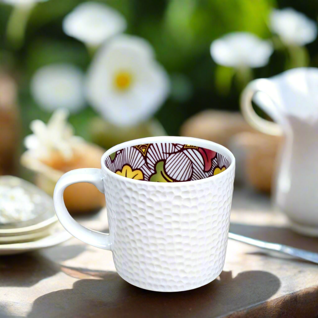 Mug en porcelaine fine Française grenaillé à l'extérieur, motif wax d'Afrique "Fleurs de Mariage" rouge magenta à l'intérieur