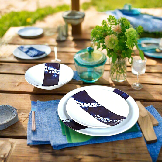 Coffret d'assiettes rondes en porcelaine fine Française fabriquées à la demande avec motif bande larges ethnique d'Afrique "Indigo intense" bleu dans coffret de 6 assiettes