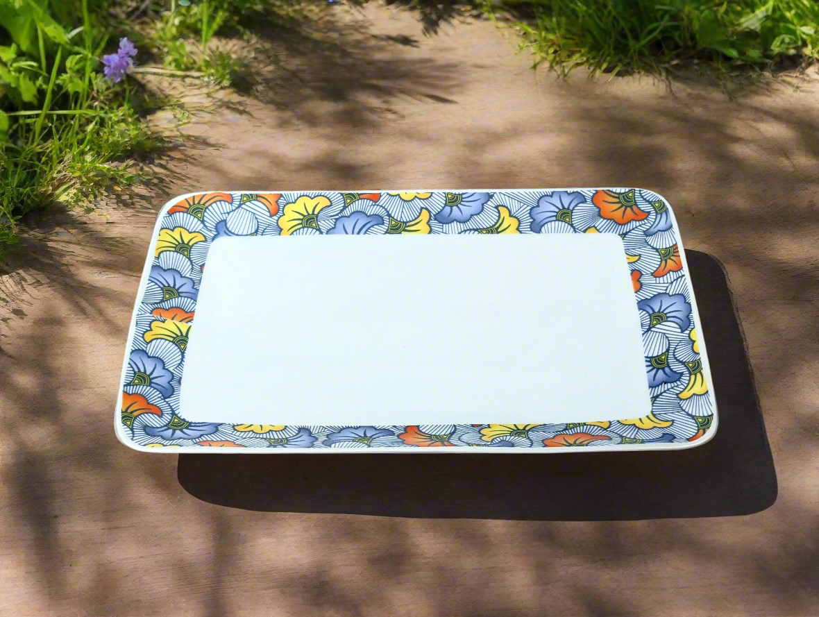Grand plat en porcelaine fine Française fabriqué à la demande, motif africain anneau wax "fleurs de mariage"
