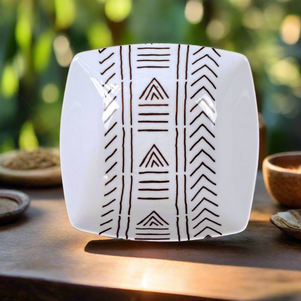 Coffret d'assiettes carrées en porcelaine fine Française fabriquées à la demande avec motif bande ethnique d'Afrique "#kente ou Kita" 4 du Ghana et Togo, présenté dans un coffret de 6 assiettes.