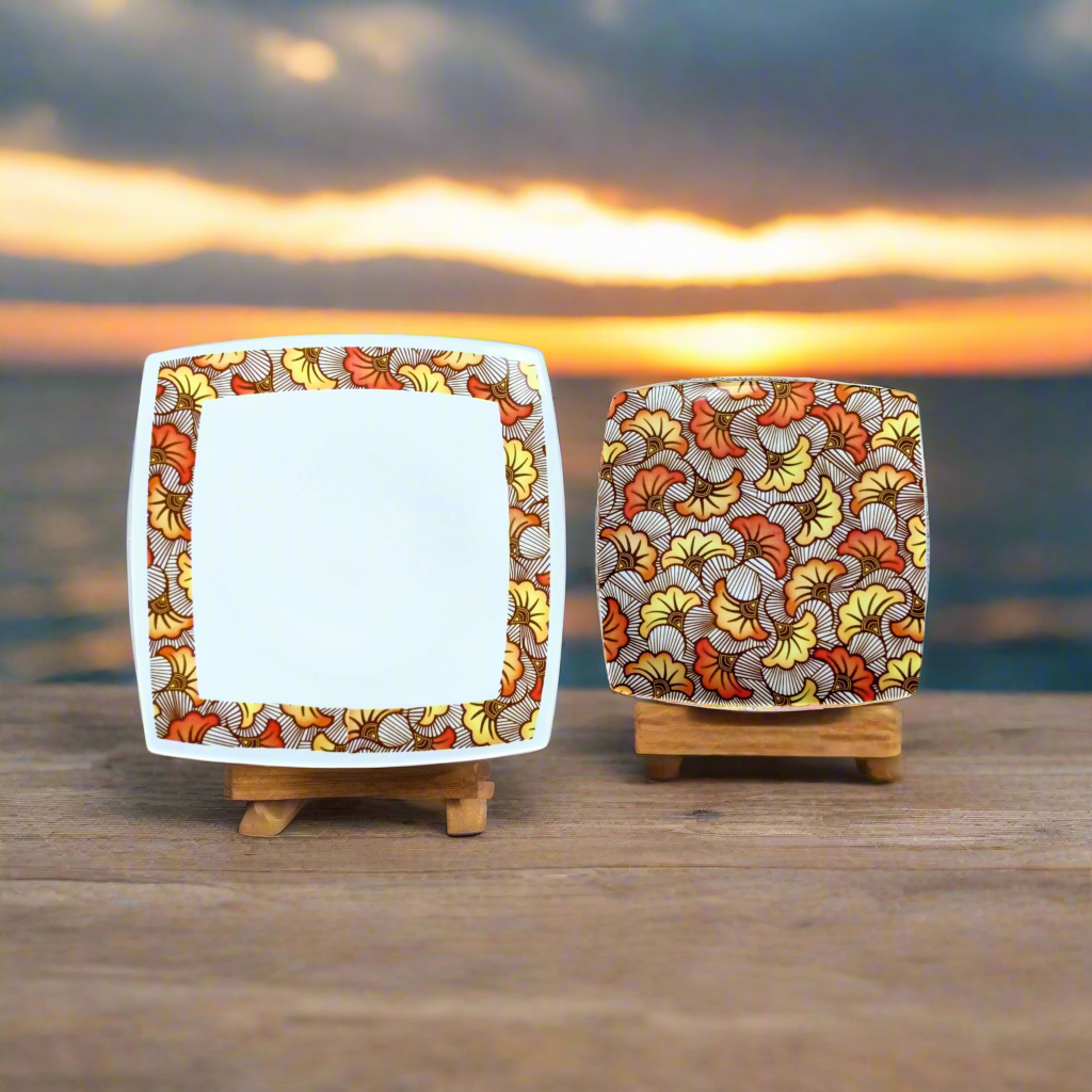 Coffret d'assiettes en porcelaine fine Française fabriquées à la demande avec motif anneau combiné WAX d'afrique "Fleurs de Mariage" ocre dans coffrets de 12