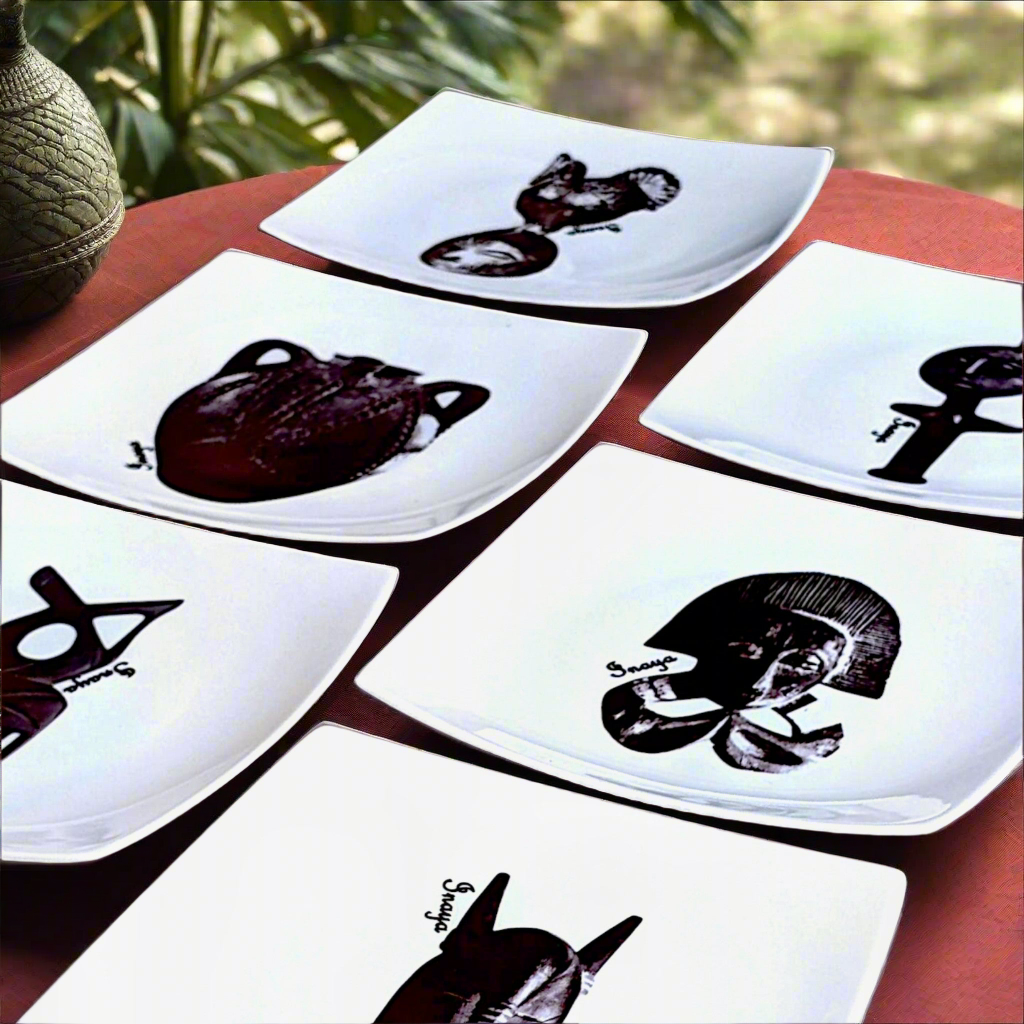 Coffret d'assiettes carrées en porcelaine fine Française fabriquées à la demande avec motif bande Ethnique d'Afrique " masques d'Afrique de l'Ouest et gammaphone noire" dans coffret de 12 assiettes