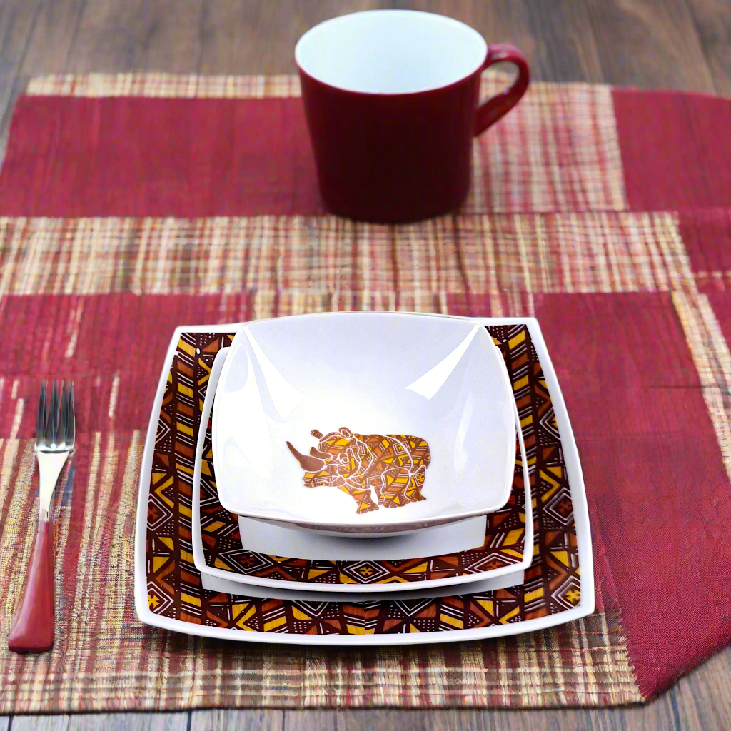 Coffret d'assiettes carrées en porcelaine fine Française fabriquées à la demande avec motif anneau Ethnique d'Afrique "Bogolan Rhinoceros" dans coffret de 6