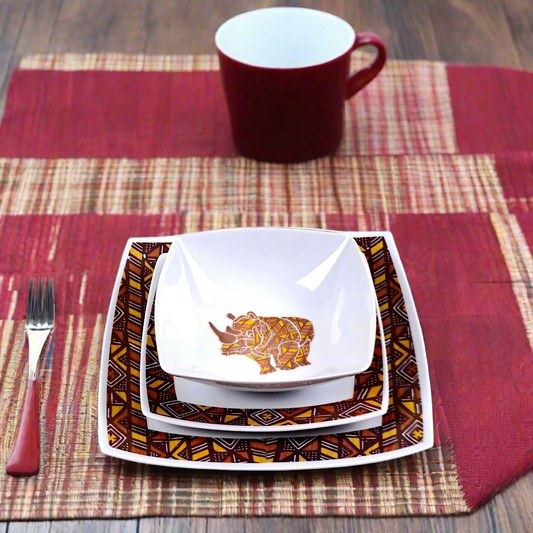 Coffret d'assiettes carrées en porcelaine fine Française fabriquées à la demande avec  motif anneau Ethnique d'Afrique "Bogolan Rhinoceros" dans coffret de 6