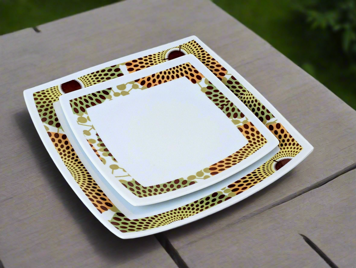 Coffret d'assiettes en porcelaine Française fabriquées à la demande avec carrées motif anneaux wax d'Afrique Gammaphone dans coffret de 6