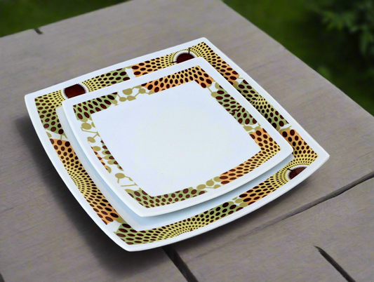 Coffret d'assiettes en porcelaine Française fabriquées à la demande avec carrées motif anneaux wax d'Afrique Gammaphone dans coffret de 6