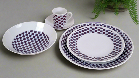 Coffret d'assiettes rondes en porcelaine fine Française fabriquées à la demande avec  motif anneaux larges WAX d'afrique "Ludo Kouin" dans coffret de 6