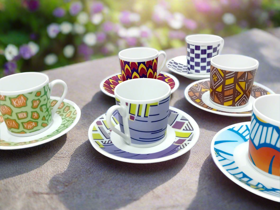 Tasse à Café avec soucoupe en porcelaine fine Française fabriquées à la demande motif plein WAX d'afrique "Milliardaire"