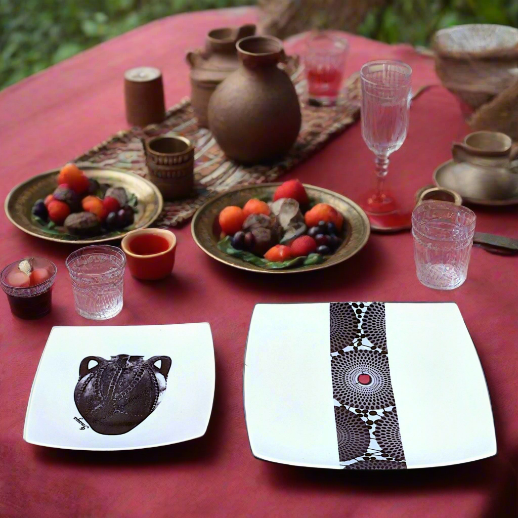 Coffret d'assiettes carrées en porcelaine fine Française fabriquées à la demande avec motif bande Ethnique d'Afrique " masques d'Afrique de l'Ouest et gammaphone noire" dans coffret de 12 assiettes