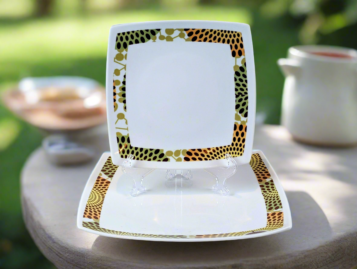 Coffret d'assiettes en porcelaine Française fabriquées à la demande avec carrées motif anneaux wax d'Afrique Gammaphone dans coffret de 6