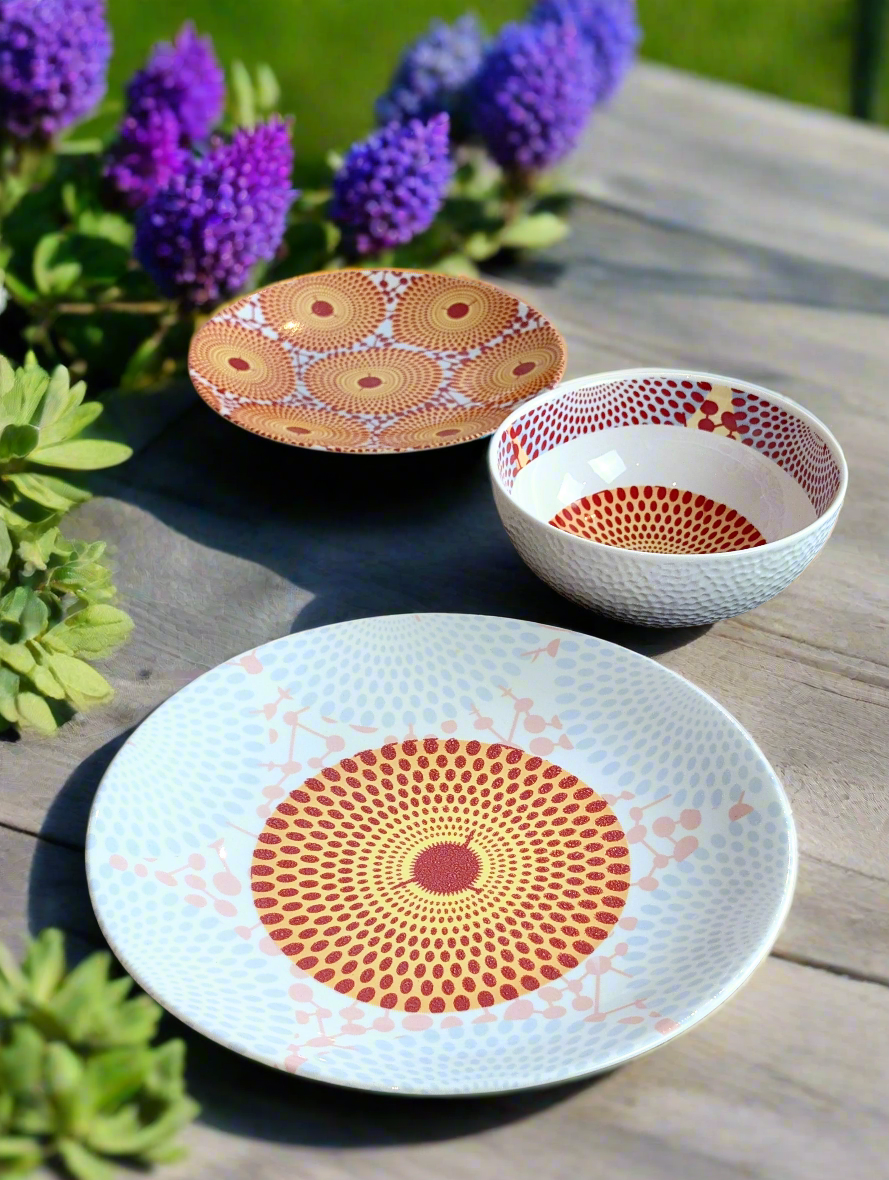 Bol grenaillé à l'extérieur en porcelaine, motif wax d'Afrique "Gammaphone rouge" à l'intérieur