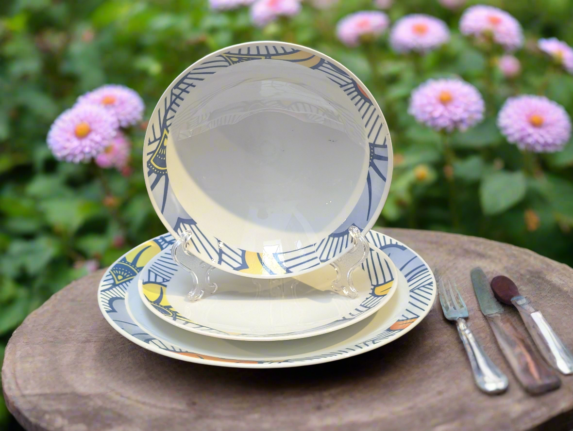 Coffret d'assiettes en porcelaine Française fabriquées à la demande avec motif anneaux fins wax d'Afrique "Fleurs de Mariage" dans coffret de 6