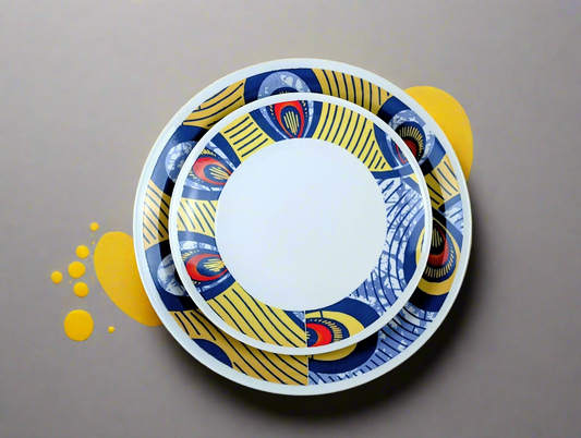Coffret d'assiettes rondes en porcelaine fine Française fabriquées à la demande avec motif anneaux larges WAX d'afrique "Nos destins entrelacés" dans coffret de 6 assiettes.