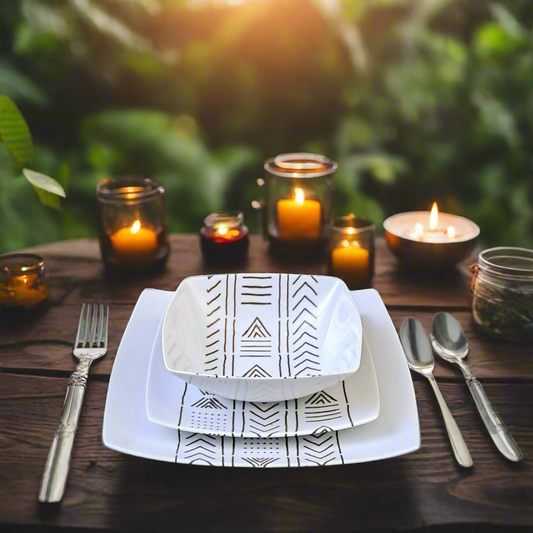 Coffret d'assiettes carrées en porcelaine fine Française fabriquées à la demande avec motif bande ethnique d'Afrique "#kente ou Kita" 4 du Ghana et Togo, présenté dans un coffret de 6 assiettes.