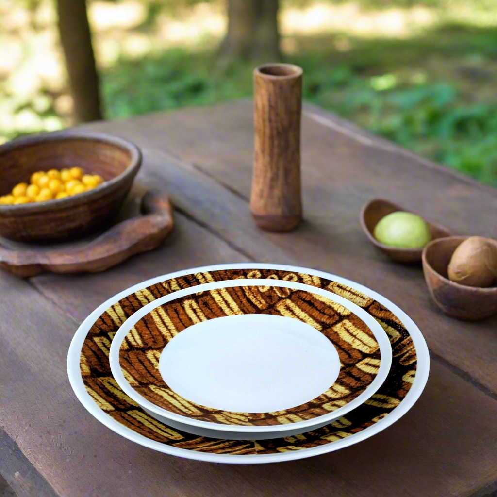 Coffret d'assiettes rondes en porcelaine fine Française fabriquées à la demande avec motif anneaux larges Ethnique de Côté d'Ivoire "Dida" dans coffret de 6
