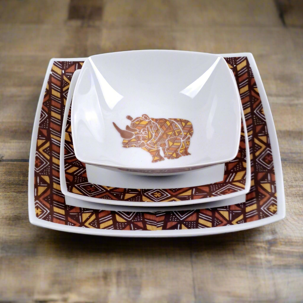 Coffret d'assiettes carrées en porcelaine fine Française fabriquées à la demande avec motif anneau Ethnique d'Afrique "Bogolan Rhinoceros" dans coffret de 6