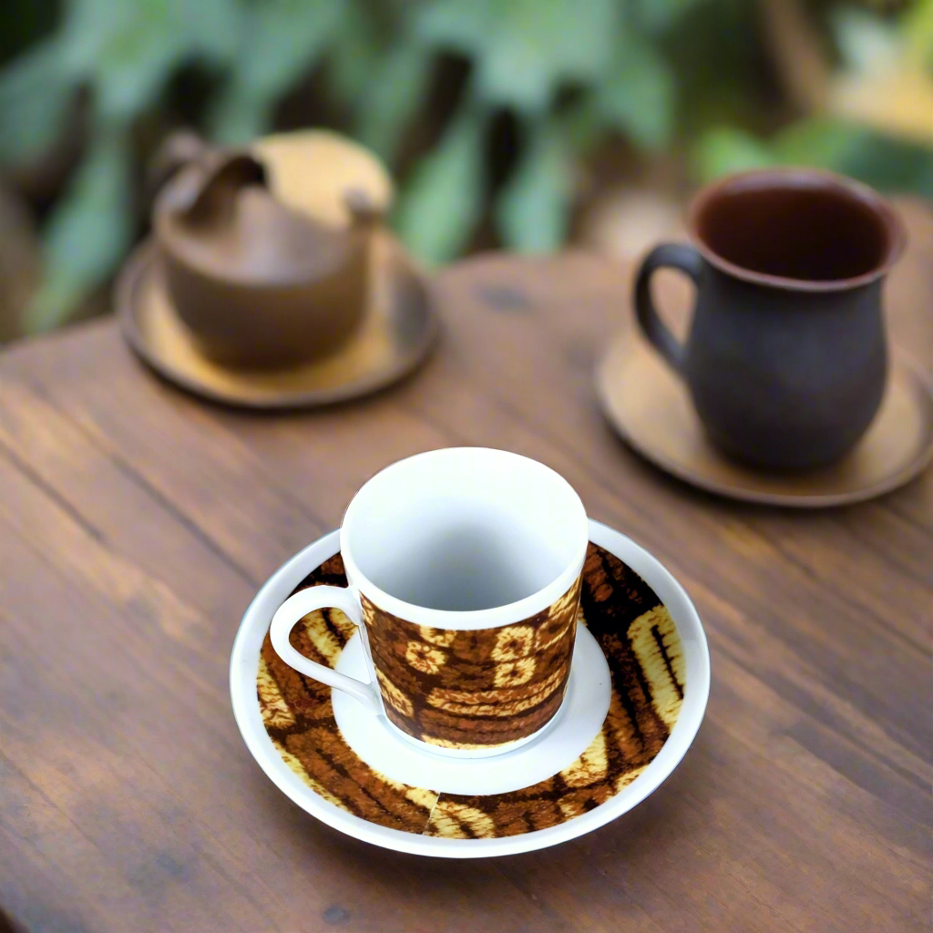 Tasse à Café en porcelaine fine Française fabriquée à la demande avec soucoupe motif anneau africain "Dida" de Côte d'Ivoire
