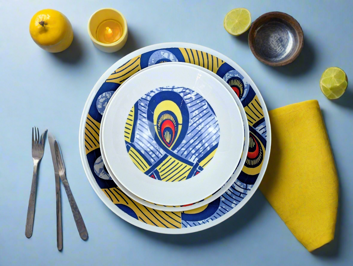 Coffret d'assiettes rondes en porcelaine fine Française fabriquées à la demande avec motif anneaux larges WAX d'afrique "Nos destins entrelacés" dans coffret de 6 assiettes.