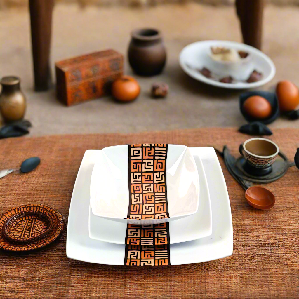 Coffret d'assiettes carrées en porcelaine fine Française fabriquées à la demande avec motif bande ethnique d'Afrique "#Ntshak (#N’tshak) du peuple Kuba ethnie shoowa du Congo, présenté dans un coffret de 6 assiettes.
